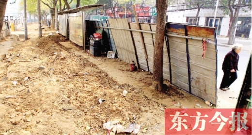 鄭州市紅專路與政七街交叉口，一工地“圍而不動”，步行者只好擇路而行