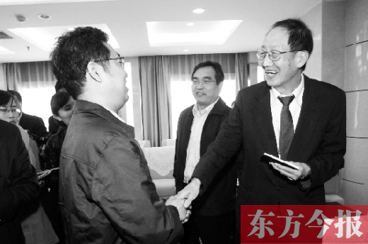 崔琦先生握手東方今報(bào)記者靳暉，感謝他把照片珍藏了15年