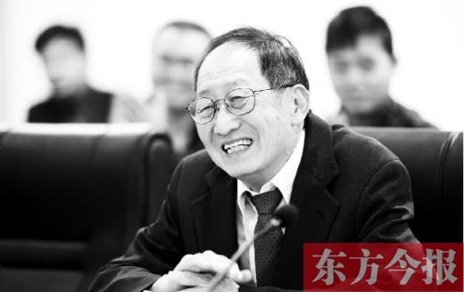 10月24日，美籍華人、諾貝爾物理學(xué)獎獲得者崔琦先生來鄭訪問