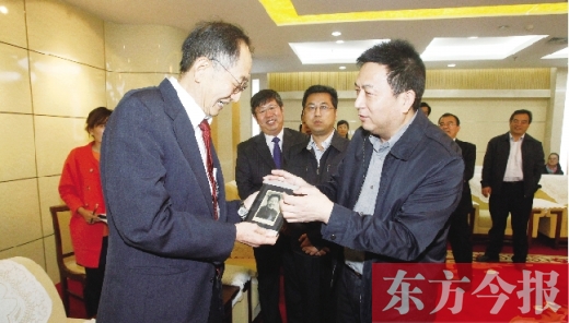 東方今報(bào)社社長趙國平（右）向崔琦先生（左）轉(zhuǎn)贈一份特殊的禮物，這份禮物東方今報(bào)記者珍藏了15年