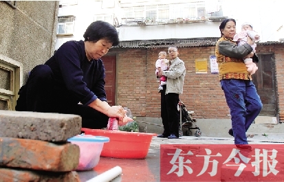 停水期間，一個(gè)水龍頭，12戶居民交替使用