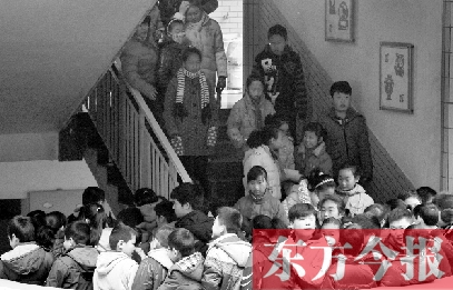 某小學(xué)的學(xué)生走下樓梯放學(xué)。2013年年底前，河南省將掛牌督導(dǎo)覆蓋所有中小學(xué)校。