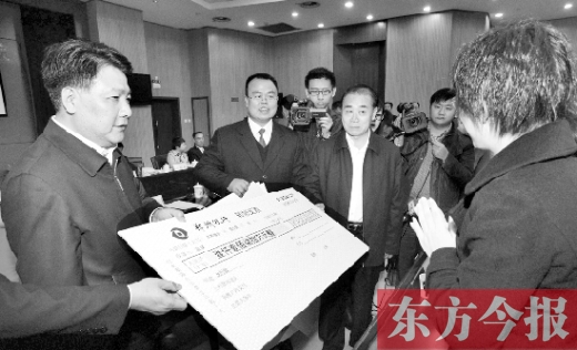 11月5日，省高院院長張立勇（左三）與最高法院執(zhí)行局局長劉貴祥（左一）一起將執(zhí)行款發(fā)放到當事人手中