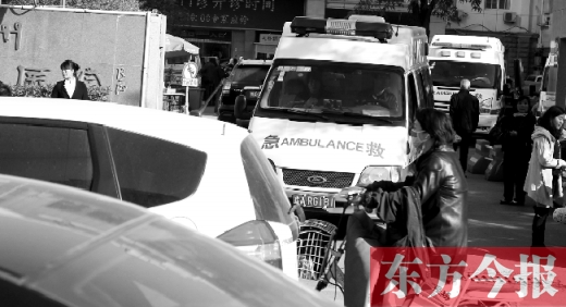 馬路上的機(jī)動(dòng)車越來越多，臨著大路鄭州市第一人民醫(yī)院門口，出急診的救護(hù)車常常遭遇堵車
