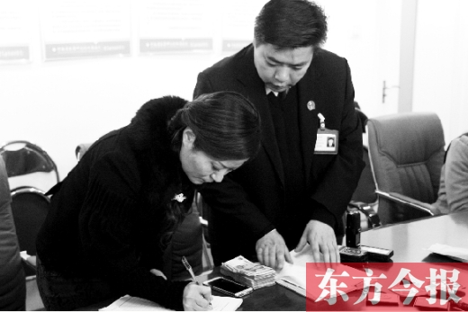 強(qiáng)制執(zhí)行+曝光，讓楊女士（左）拿到補(bǔ)償金