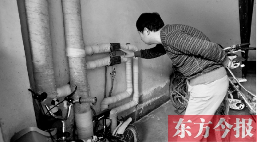 11月11日，一位市民在查看自己的熱計量表