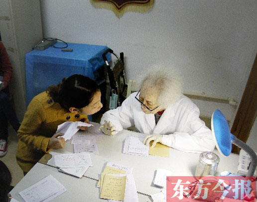 昨日，97歲的“醫(yī)生奶奶”胡佩蘭在給患者看病
