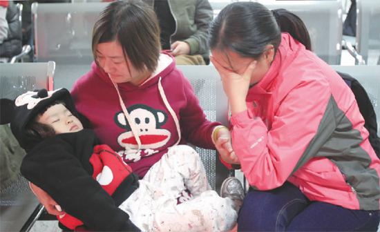 昨日，9時35分，堅守在手術(shù)室外的嘟嘟在媽媽懷里睡著了，因被眼前的真情觸動，今報記者趙丹流下了眼淚