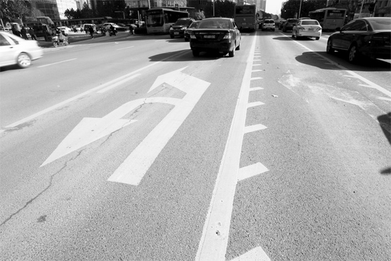 昨日，鄭州市金水路未來路口的“魚刺”車道，好多司機不知道咋走