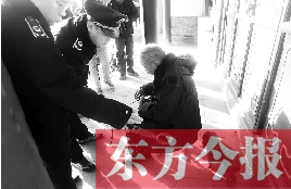 昨日，鄭州市管城區(qū)執(zhí)法局對(duì)轄區(qū)一只狗狗檢查是否辦過證 東方今報(bào)首席記者 劉棟杰 攝