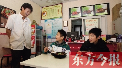 11月30日，鄭州市81中的兩位學生用勞動為自己掙了一頓中午飯，心里很高興