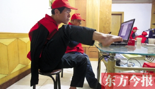 12月2日，一名“豫殘聯(lián)盟”志愿者正通過網(wǎng)絡(luò)、微博等聯(lián)絡(luò)著各地殘疾人朋友 東方今報首席記者 張曉冬