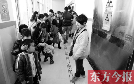 11月30日上午，星星等20余名“袖珍人”到鄭州市兒童醫(yī)院進行骨齡測定