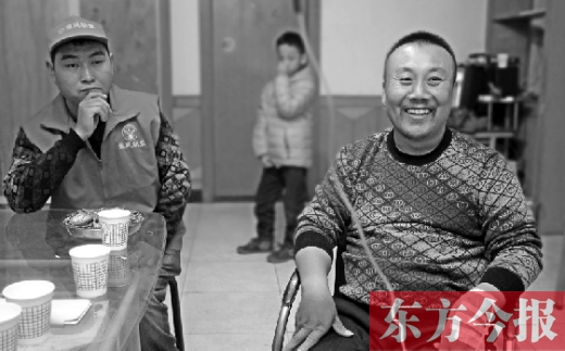 12月2日，“豫殘聯(lián)盟”辦公室里，袁海軍打著點(diǎn)滴與殘疾人朋友們探討著接下來(lái)的公益事業(yè)