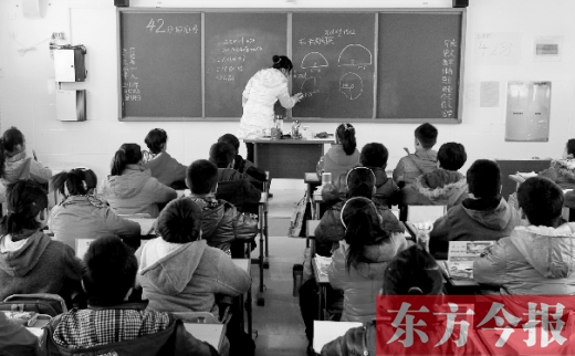 一位老師在給學(xué)生們上課。近日，教育部發(fā)布規(guī)定，再次強調(diào)“師德紅線”