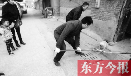 12月3日，鄭州市隴海路。執(zhí)法人員對一只“辦了證卻不系繩”的狗進行捕捉