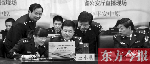 省公安廳廳長(zhǎng)王小洪（中）和微博網(wǎng)友在進(jìn)行交談，發(fā)現(xiàn)問(wèn)題現(xiàn)場(chǎng)馬上解決