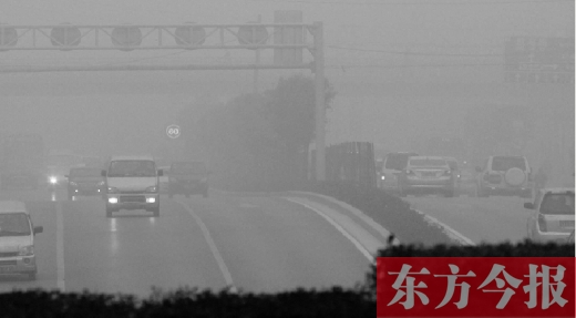 昨天早上，鄭州氣象臺發(fā)布大霧紅色預(yù)警，鄭州空氣質(zhì)量也再次迎來重度污染的預(yù)警
