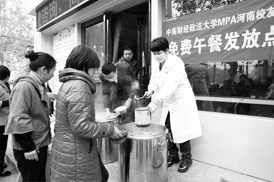 鄭州市經(jīng)一路和緯五路交叉口，免費午餐吸引了很多人排隊