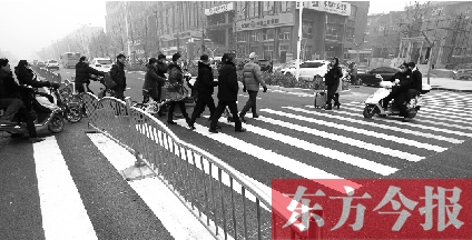 昨日，鄭州市建設路百花路口，馬路斑馬線被交通護欄隔斷
