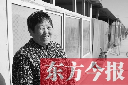 在京水村的臨時(shí)過渡區(qū)內(nèi)，一位大媽在儲存大白菜