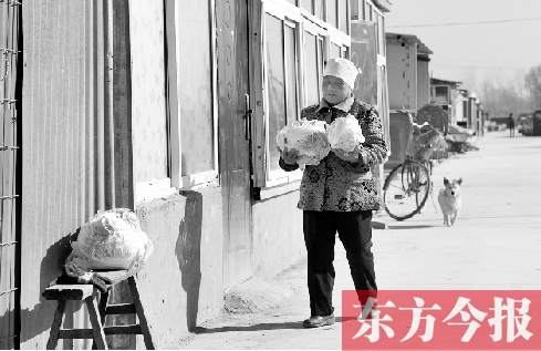在京水村的臨時(shí)過渡區(qū)內(nèi)，62歲的村民白小英對未來的生活充滿期待