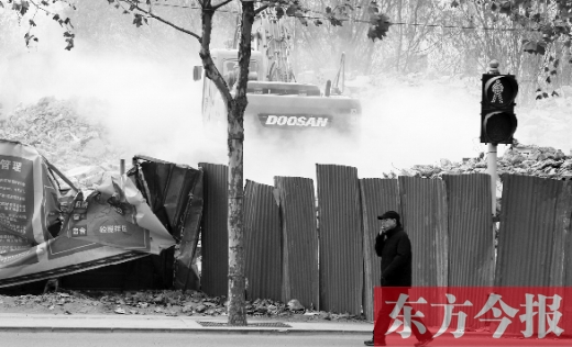 昨日，鄭州市未來路與緯四路交叉口一工地施工不除塵，加重了空氣污染