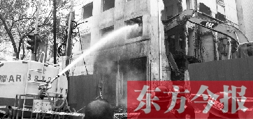 昨天早上8點半，鄭州市農(nóng)業(yè)路一拆遷工地，用兩臺噴水車噴水除塵，有效地阻止了施工揚塵