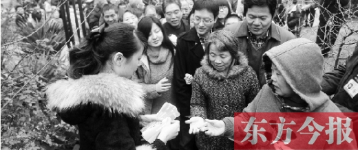 12月8日，鄭州市民排隊(duì)領(lǐng)取地鐵試乘劵。
