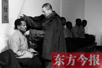 少林功夫講究禪武合一，坐禪當(dāng)然少不了,別看就是坐坐，姿勢(shì)都要師傅教
