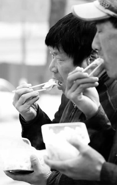 昨天，幾十名網(wǎng)友響應王孝力的號召，送餃子給鄭州市南陽路立交橋下的務工人員
