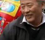 采訪我先買個氣球吧！大爺霸氣回答