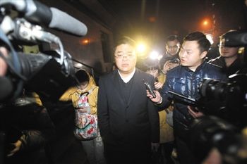 1月15日，重慶，庭審結束，張貴英的辯護律師接受媒體采訪。