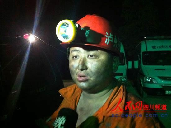 救援隊員出井時，滿臉煤灰，顯得十分疲憊。圖片為唐宗銀的隊友。（記者　李平　攝）