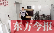 男廁中擺放的電視機(jī)、柜子、自行車等物品