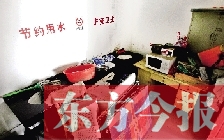 廁所進(jìn)門中廳，擺放著灶臺(tái)、餐桌、床鋪等，乍一看像個(gè)客廳