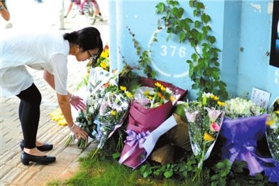 6月8日下午，記者來(lái)到廈門公交車爆炸事發(fā)現(xiàn)場(chǎng)橋下，附近已聚集了十幾個(gè)自發(fā)前來(lái)悼念的市民。橋墩下排放了一圈或黃或白的菊花，還有玖瑰、百合等。