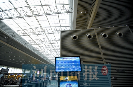 　鄭州東站三樓候車大廳，雖然空調(diào)處有涼風(fēng)吹出，但陽光通過頂棚照進(jìn)，導(dǎo)致整個(gè)大廳的空調(diào)制冷效果不明顯