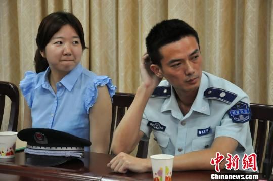 圖為參與“體驗(yàn)式執(zhí)法”的兩名城管隊(duì)員?！埱邸z