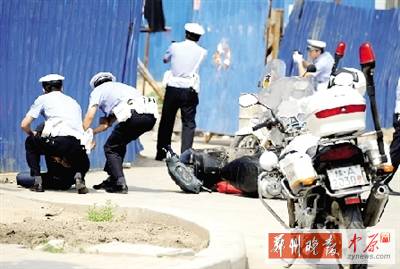 　一名歹徒被抓獲，另一名歹徒持槍劫持了一名門衛(wèi)。