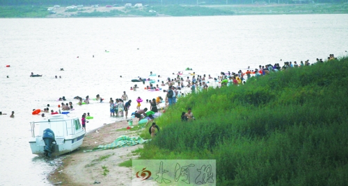 龍湖成為“第一浴場”，對市民是堵還是疏值得探討。
