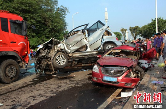 　　8月27日，四川宜賓城區(qū)濱江環(huán)線公路發(fā)生一起3車連環(huán)相撞的交通事故，已致4死2重傷。目前，2名重