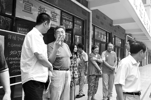 盧法舜（左二）伸出兩根手指，建議實行2元通票制。