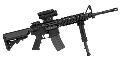 M4 卡賓槍，戰(zhàn)斗全重：3.4公斤，最大有效射程：600米，全槍長(zhǎng)：840mm，空槍重：2.88公斤