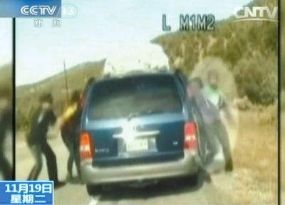 雷爾與警察爭執(zhí)，費雷爾兒子下車試圖保護媽媽。