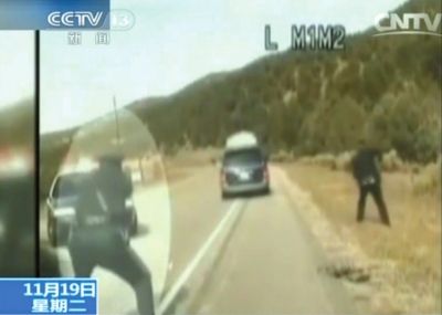 費雷爾駕車逃走，警察連開數(shù)槍。央視截圖