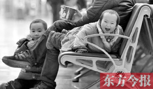 鄭州東站候車長(zhǎng)椅上，哈哈，馬上回家過年有禮物收了