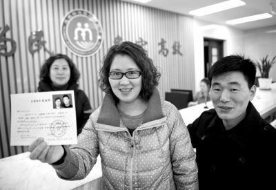 2014年1月27日，浙江臺(tái)州，王傳遠(yuǎn)、陳芳芳夫妻倆舉起再生育證向人們展示。圖/東方IC