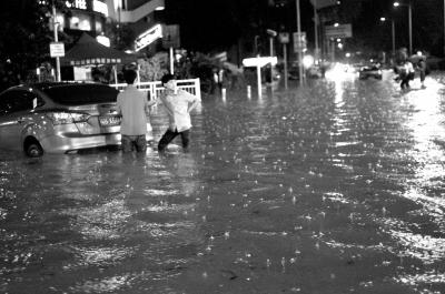 3月30日晚，深圳市區(qū)不少地段因暴雨積水，導致一些車輛在水中熄火。