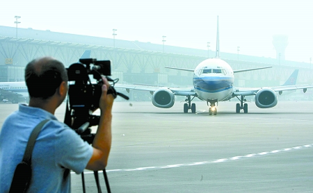 　8月28日，一架嶄新的波音737-800型飛機平穩(wěn)降落在鄭州新鄭國際機場。